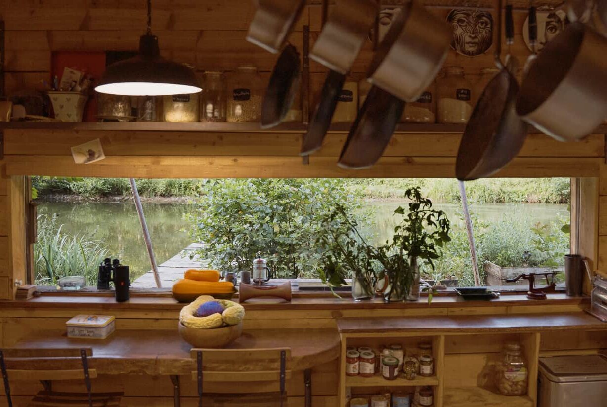 La cuisine ouverte sur l'étang