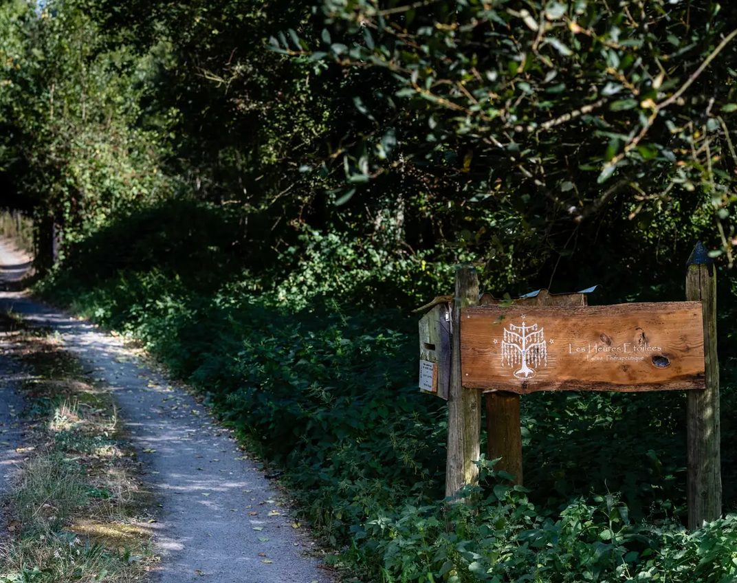 Le panneau de la ferme, au bord du chemin