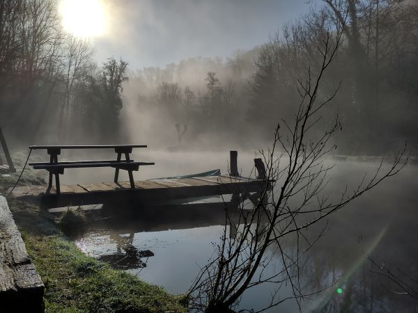Le ponton qui enjambe l'étang de la Ferme Thérapeutique des heures étoilées