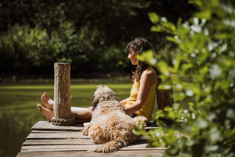 Une visiteuse et le chien sur le ponton