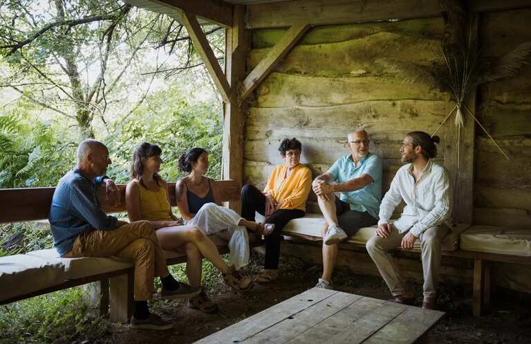 Un groupe attablé sous l'auvent